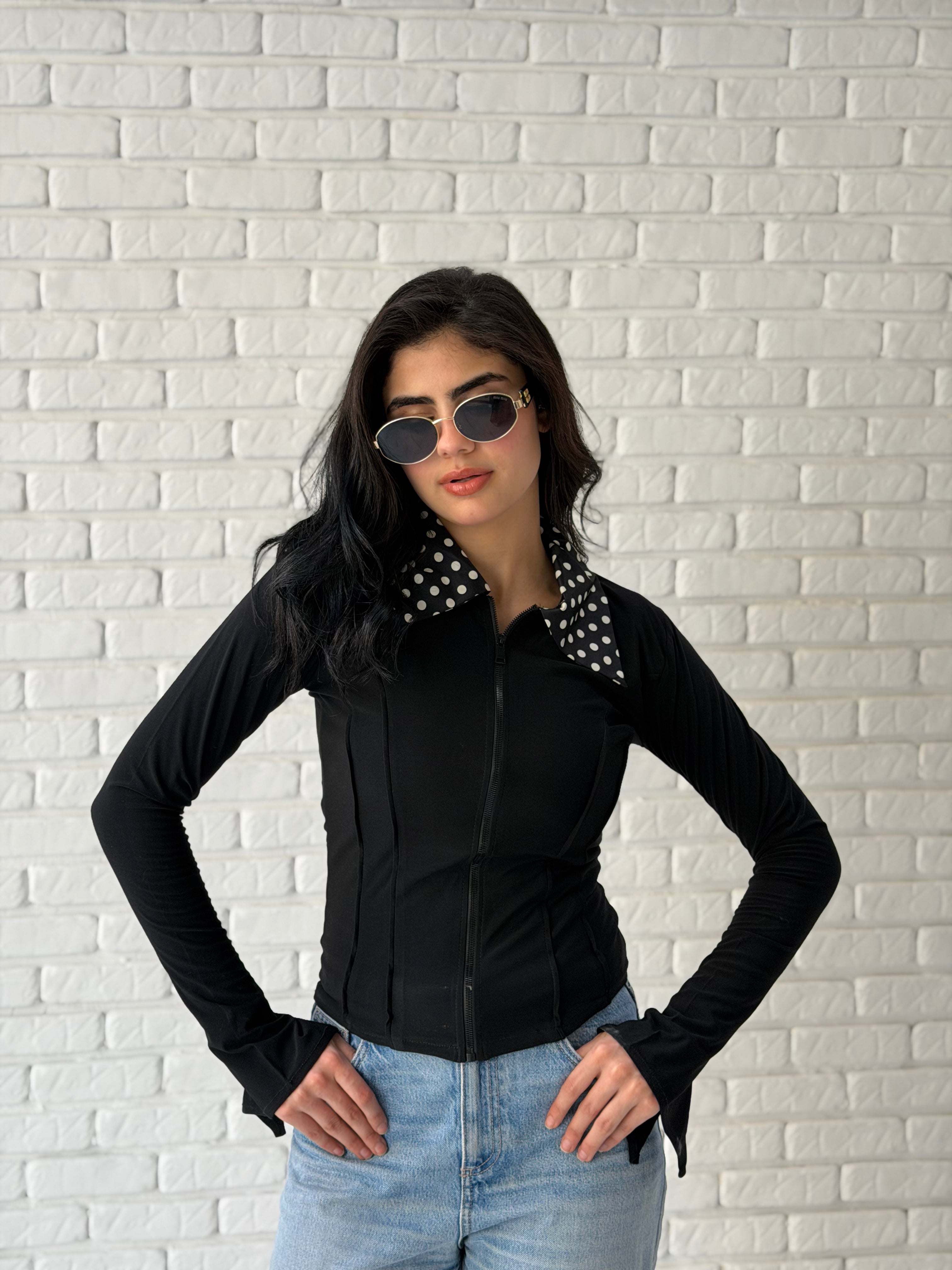 Leen Black Collar top
